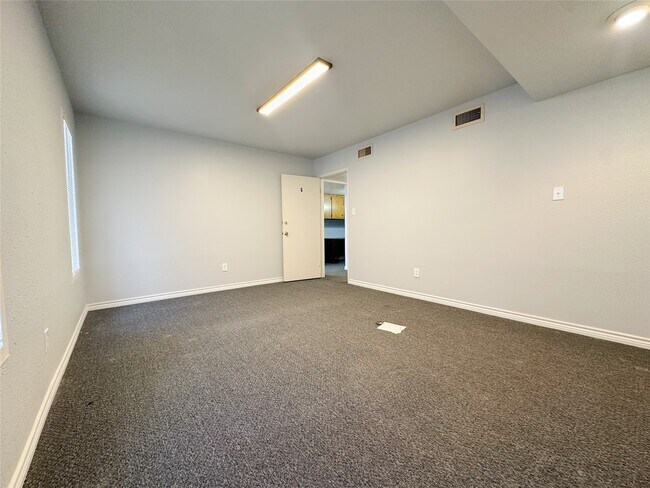 Building Photo - 702 N Richmond Rd