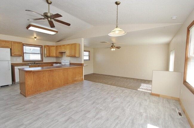 Building Photo - 1020 S Hayes Ave