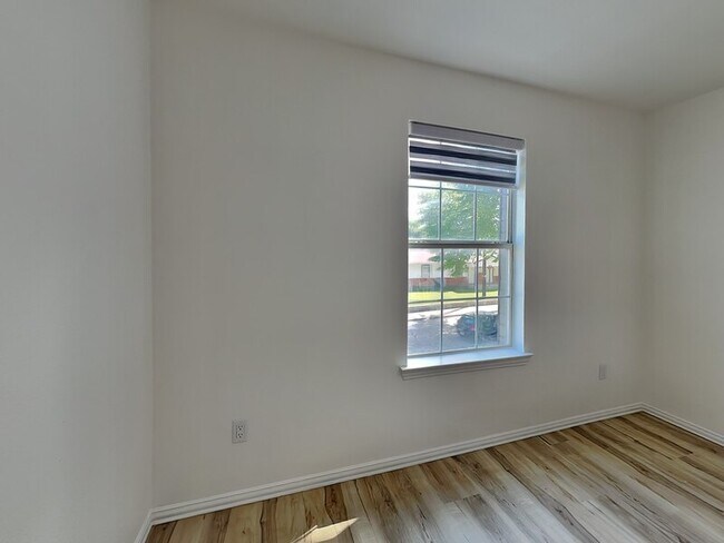 Building Photo - 807 Fenet St