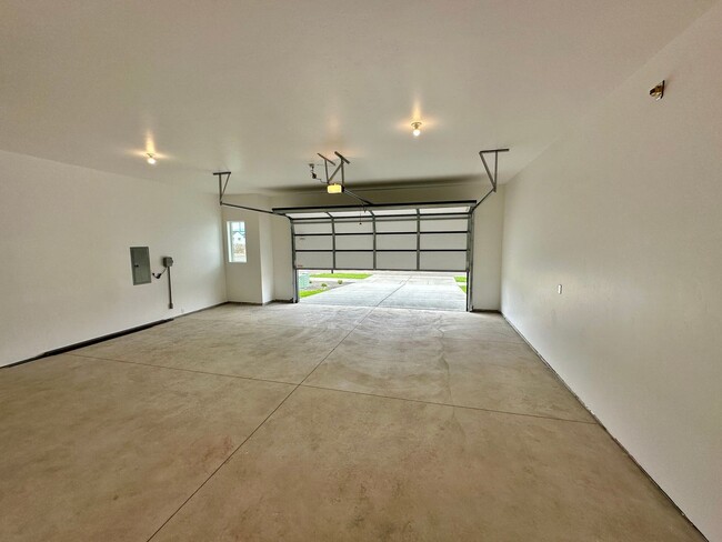Building Photo - Newly Built 4-Bedroom Home | Chef’s Kitche...