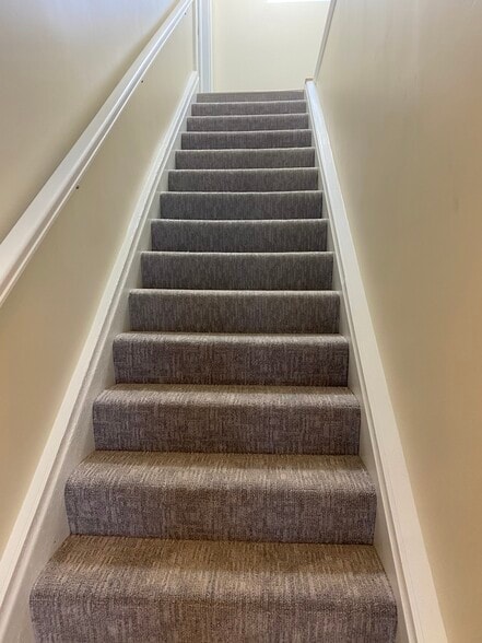 Entry staircase - 358 Kingwood St