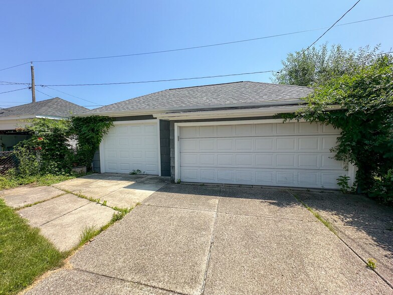 One Covered Garage Space - 299 Wellington Rd