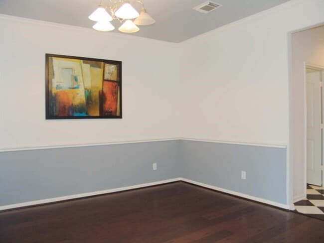 Building Photo - 3127 Edgewood Dr