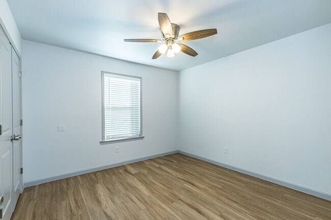 Building Photo - Move In Special On This Luxurious Townhome...