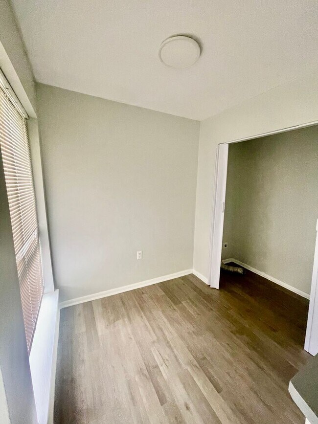 Building Photo - Top-floor 2-bedroom, 2-bath residence in Charlotte