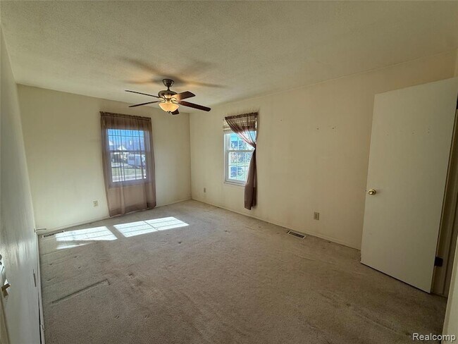 Building Photo - 15894 Cambridge Dr