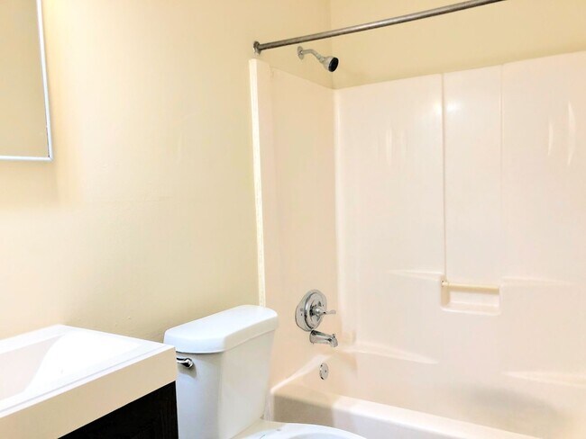 Building Photo - AVAILABLE NOVEMBER 2025 | 2BR 1BA Duplex