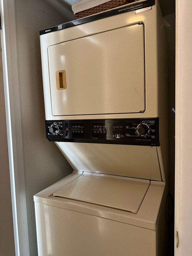 Building Photo - Winter 23/24 Furnished Rental - Nov-Dec-Jan