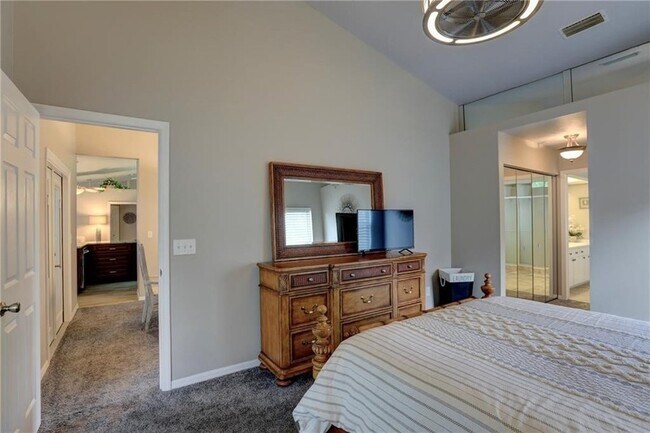 Building Photo - 562 Rolling Hill Dr