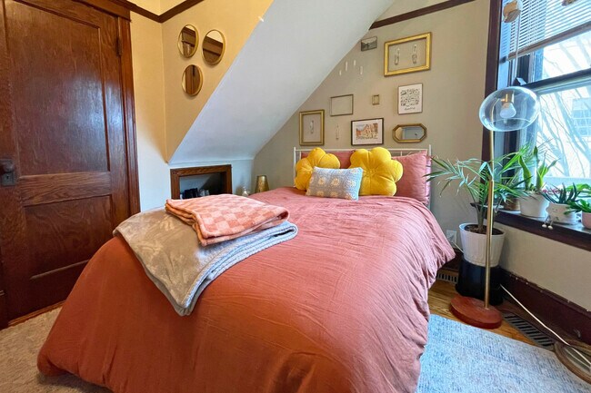 Building Photo - 3727 N Lakewood Ave