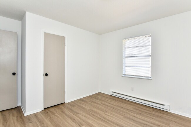 Building Photo - 405 Lily St