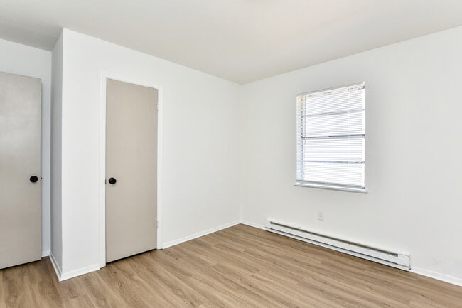 Building Photo - 409 Lily St