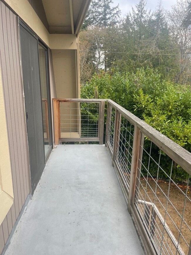 Building Photo - Nicely Maintained Clinton Home with Upgrades and Fenced Yard!