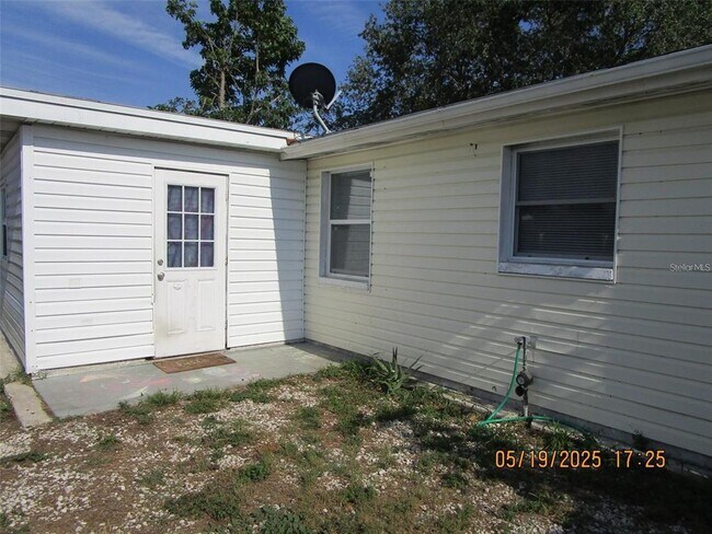 Building Photo - 3911 Redwood Dr