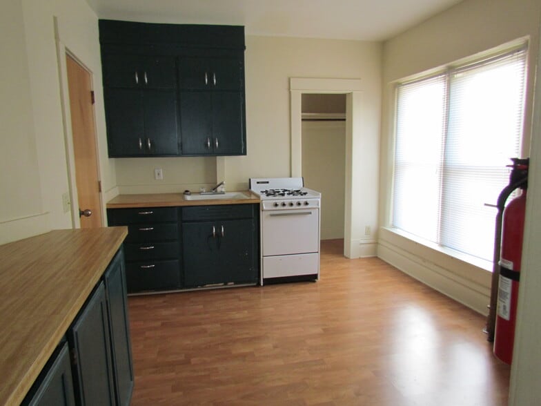 Building Photo - 327 E Cherry St