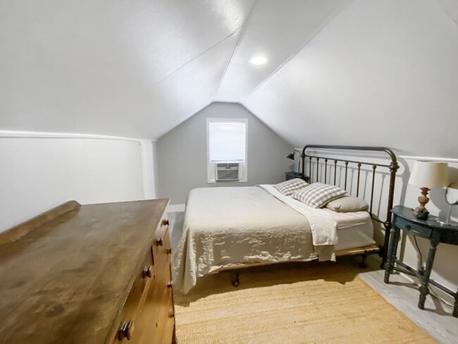 Building Photo - Garfield House: Furnished or Unfurnished, Large private lot across from Golf Course $300 Utility Fee