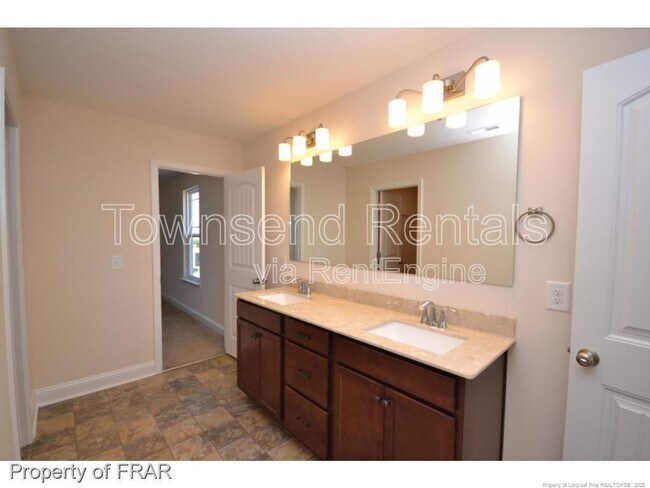 Building Photo - 4411 Low Oak Ct