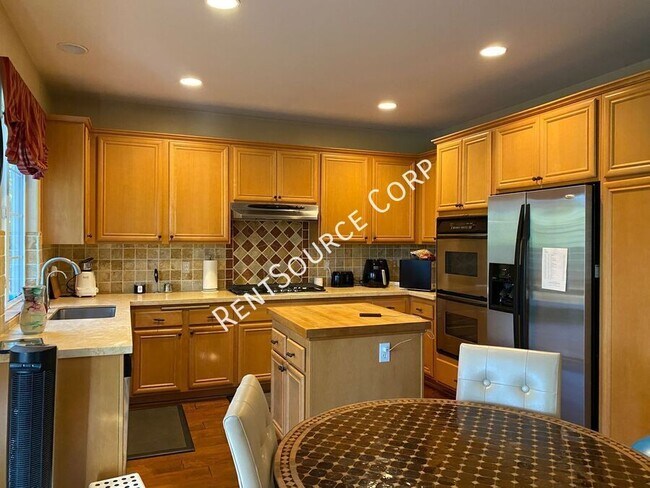 Building Photo - 24310 Las Palmas St