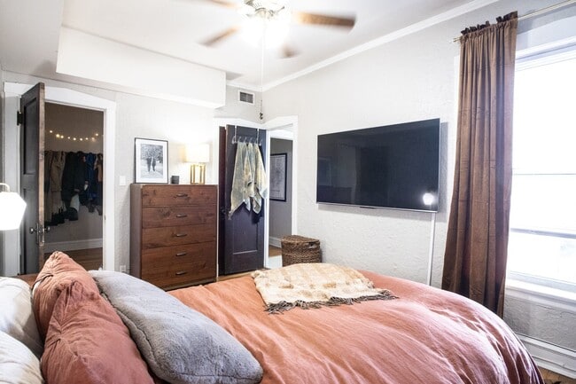 Building Photo - 1514 W Addison St