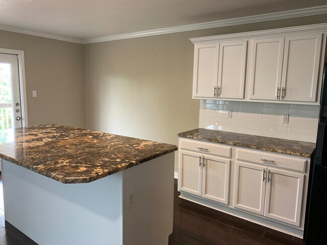 Building Photo - *MOVE IN SPECIAL* Gorgeous Four Bedroom Home with Covered Patio Near Medical Center!!