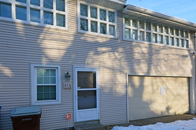 Building Photo - 814 Grand Ave