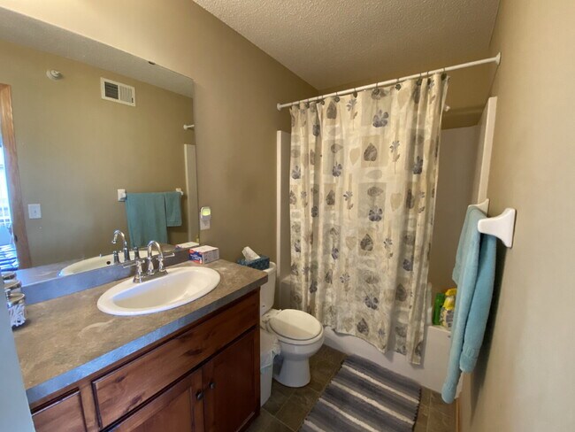 Building Photo - Roomy four-bed three-bath Townhome in Lino...