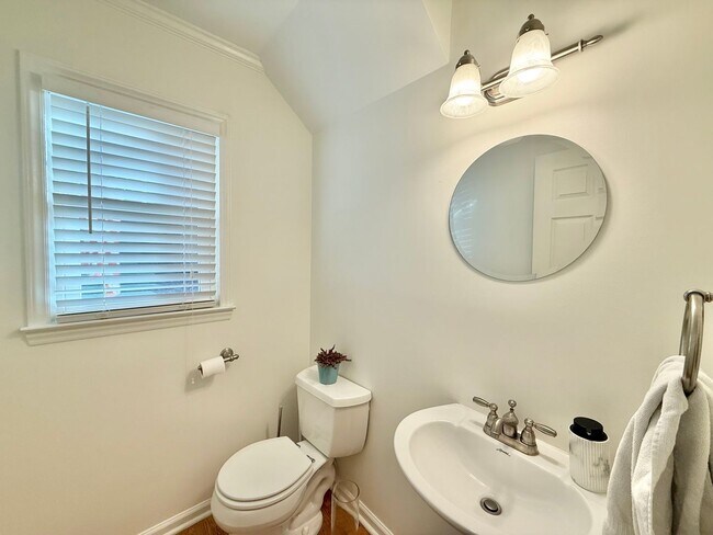 Building Photo - Updated 3BD, 2.5BA Raleigh Home with Modern Finishes and Fenced Yard in a Prime Location