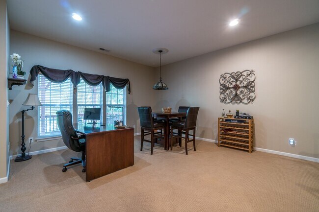 Building Photo - Luxury Golf Course Town Home with Master Suite on Main Level