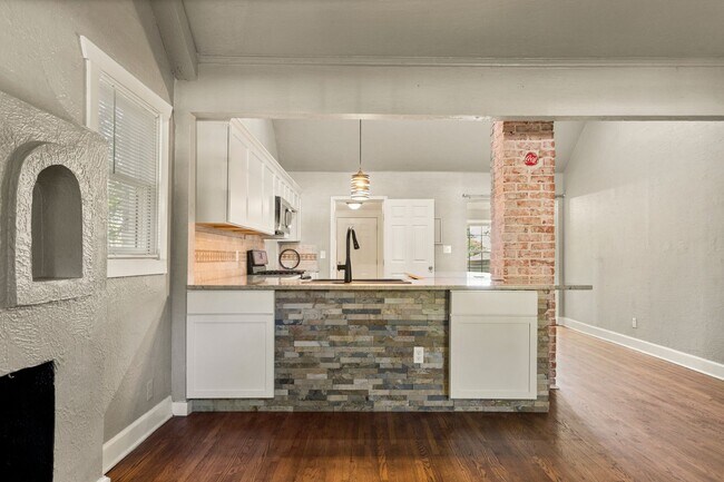 Building Photo - **CHARMING TULSA HOME FOR RENT — ONLY $1,300/MONTH!**