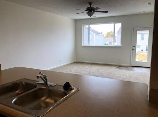 Building Photo - FENCED BACKYARD - 3 Bedroom 2 Bath house plus den/office