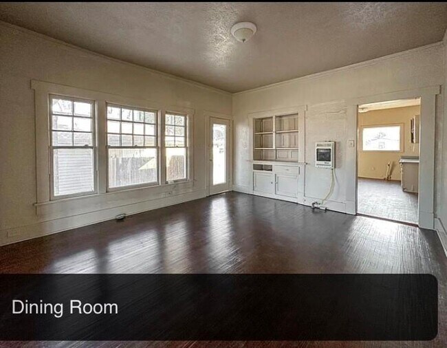 Building Photo - Spacious Prairie Style Home- 3 Bed, 1 Bath...