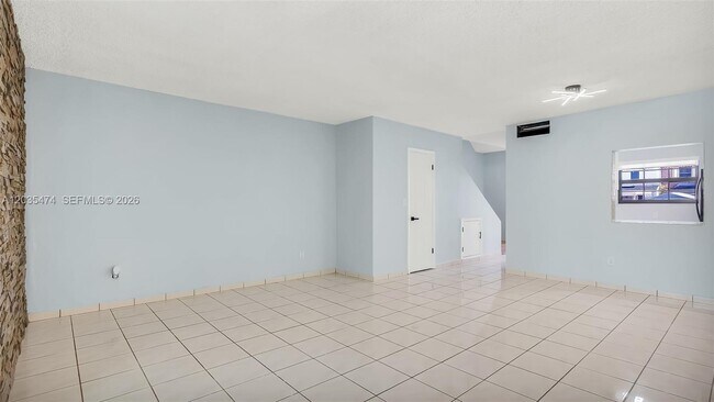 Building Photo - 1647 W 72nd St