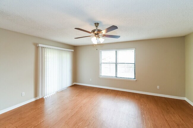 Building Photo - 6273 Alfredo Dr W