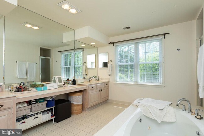 Building Photo - 8809 Saunders Ln
