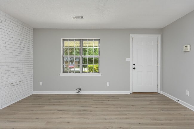 Building Photo - 7742 Holiday Hills Cir