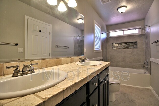 Building Photo - 3300 N Elmstone Ave