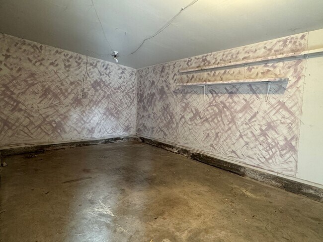 Building Photo - 3907 NW Denver- AVAILABLE NOW!!