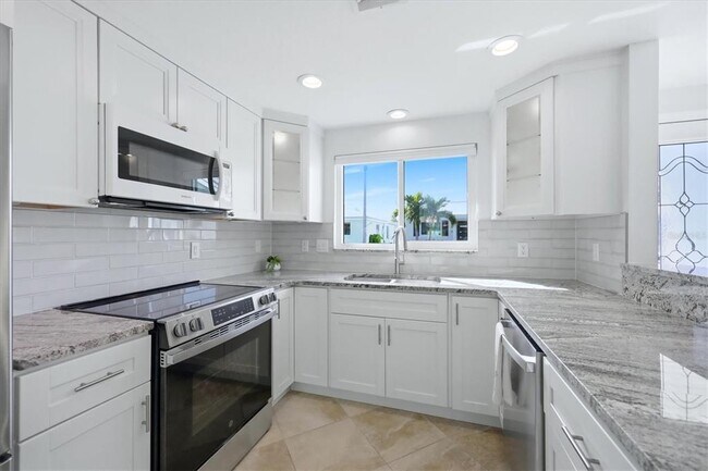 Building Photo - 885 Spanish Dr N