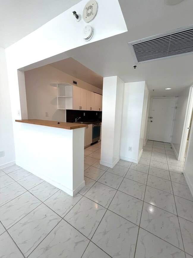 Building Photo - Live where Lincoln Road meets the Ocean in a full service resort-style condominium in South Beach!