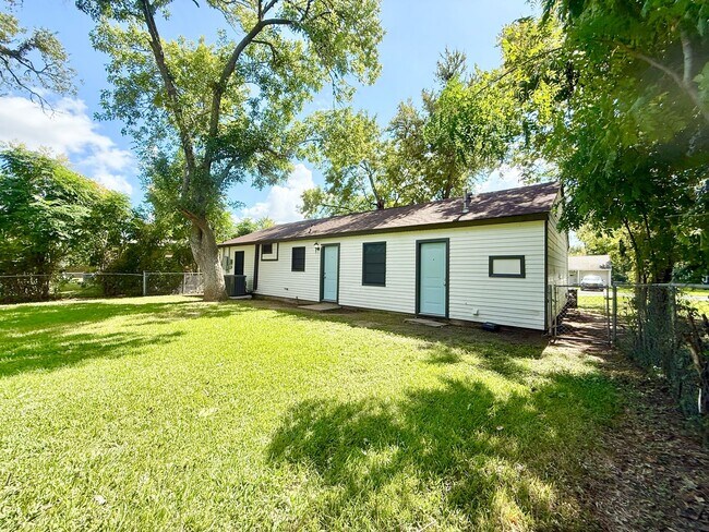 Building Photo - Adorable 3/1/1 Home in Lake Jackson !