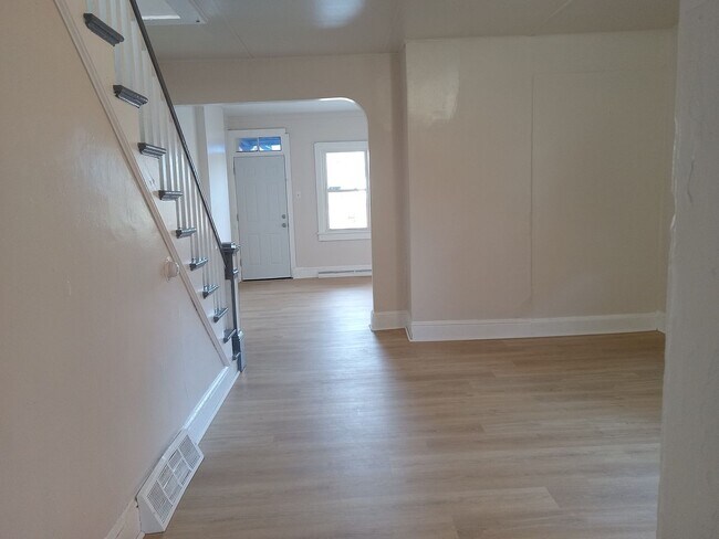 Building Photo - 133-135 Bank st