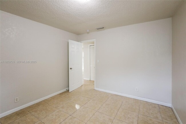 Building Photo - 5288 N Andrews Ave