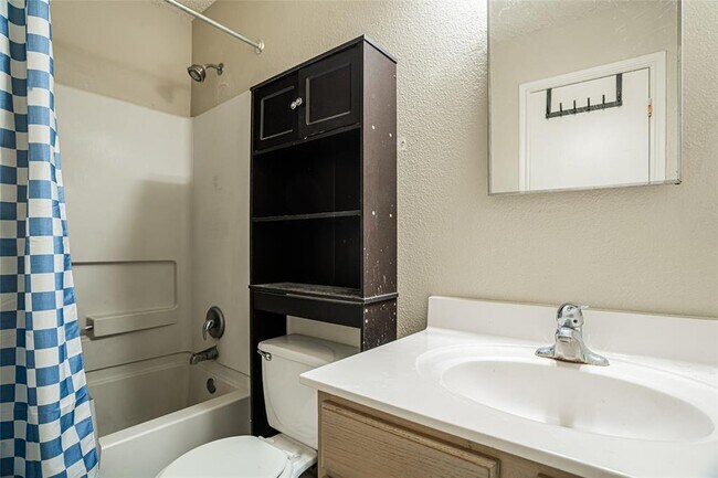 Building Photo - 813 Kettering Dr