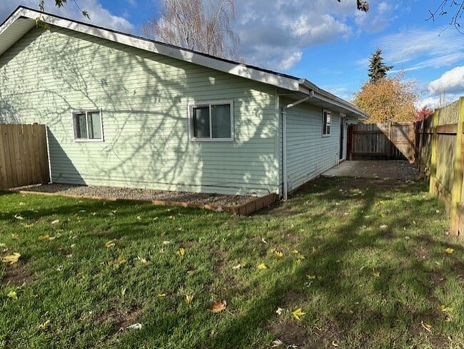 Building Photo - Remodeled Unit Of A Duplex with Central AC & Fenced Back Yard / Will Consider A Small Pet