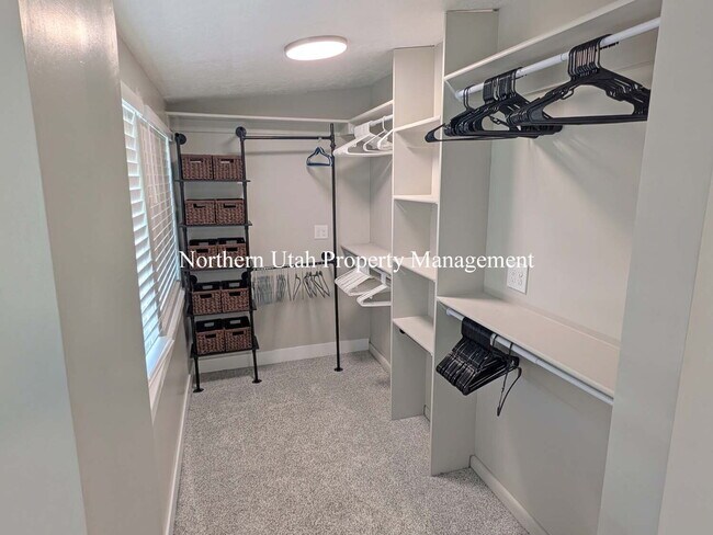 Building Photo - 4 Bed, 3.5 Bath - Amazing Location
