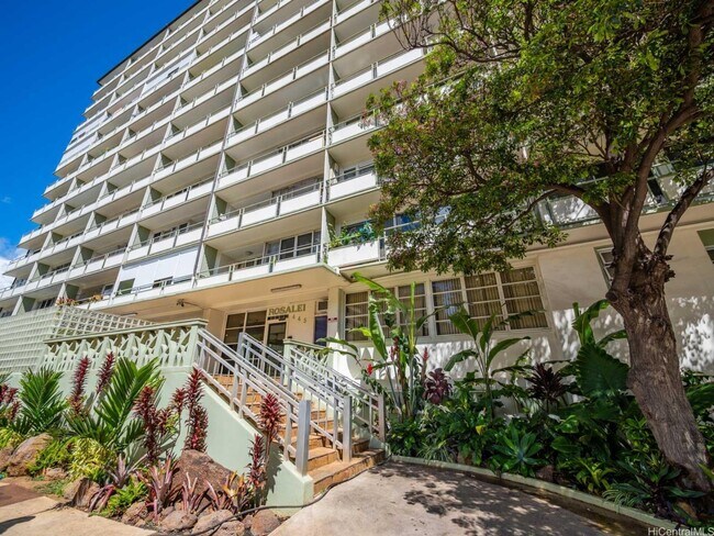 Building Photo - 1-bed, 1-bath condo located in Waikiki
