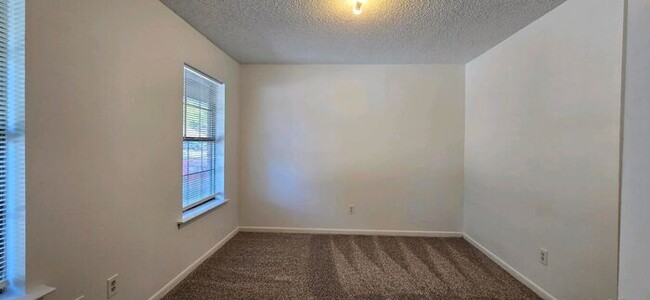 Building Photo - 2 Bedroom 1 Bath Close to Everything! Long...