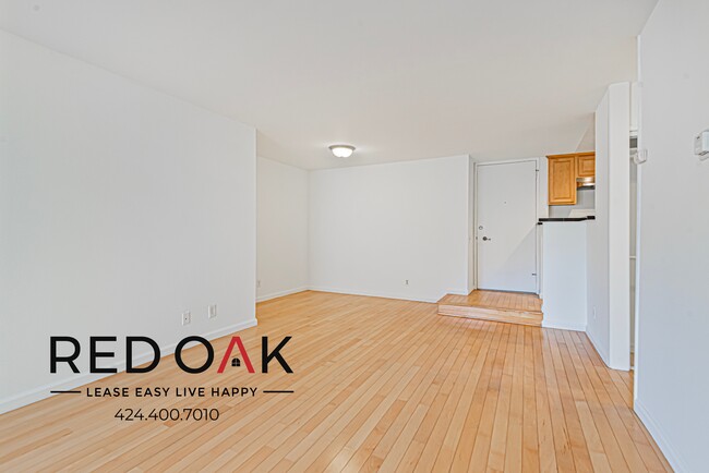 Building Photo - Charming, Sunlit One Bedroom Featuring a P...