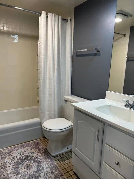Building Photo - 991 Manor Ln