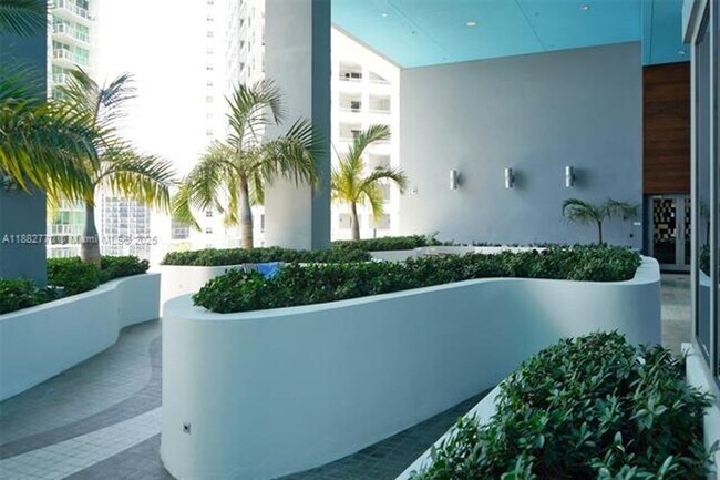 Building Photo - 1300 Brickell Bay Dr